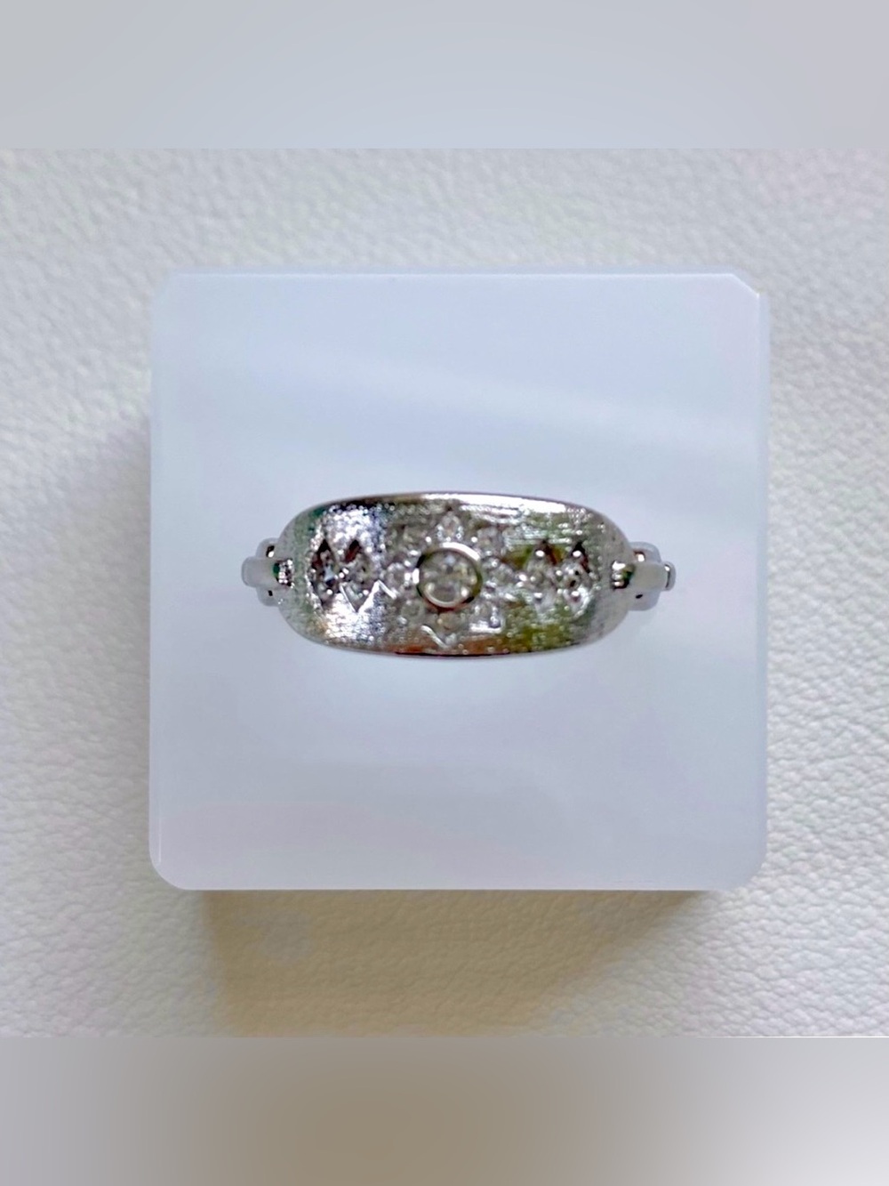 Elegant Silver center Ring